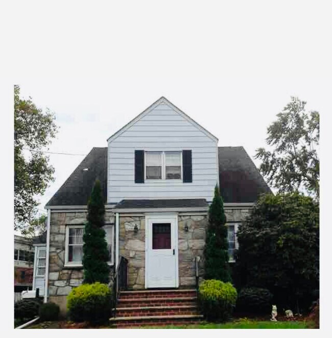 Building Photo - 15 Trivett Ave S