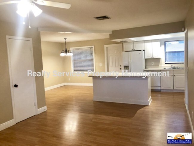 Building Photo - 9041 Pineapple Rd