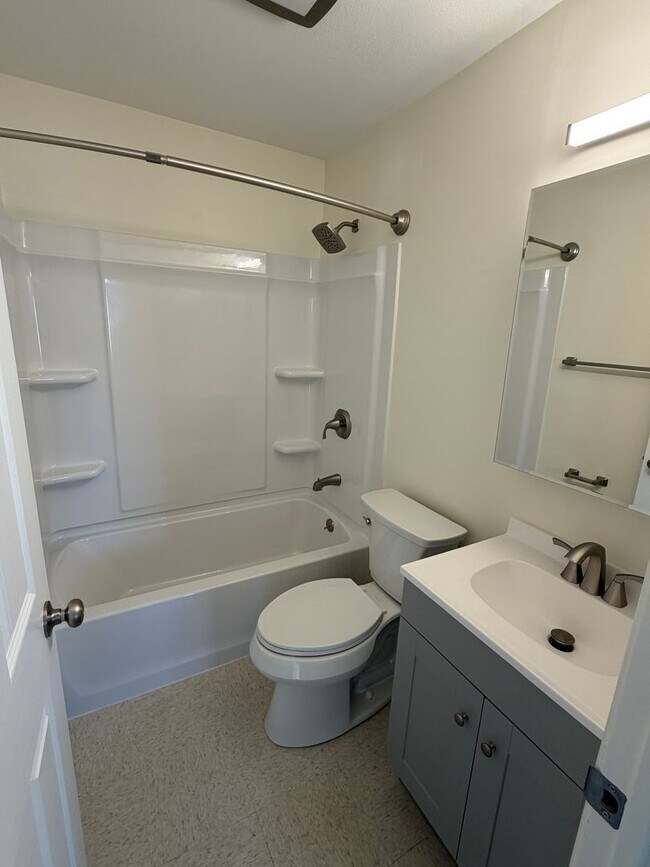 Foto del edificio - Riverside 2 bedroom/ 1.5 bath Newly Renovated