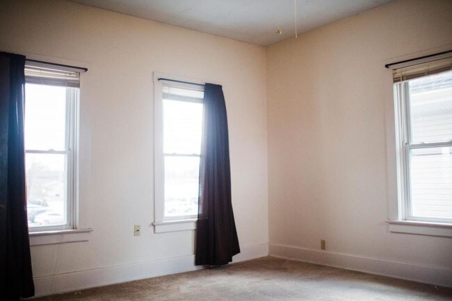 Building Photo - 526 N Main St Apt A