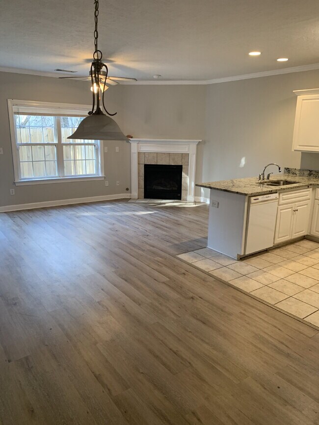 Building Photo - Beautiful Townhome in the Heart of Aiken!