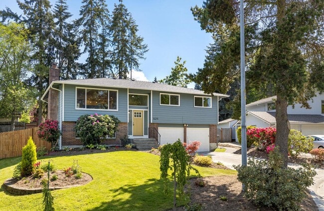 Building Photo - 4Bd/2.5Ba Redmond Home