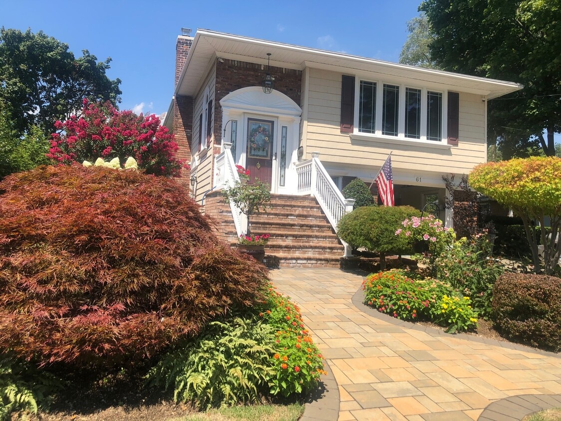 Beautiful home - 61 Aldred Ave