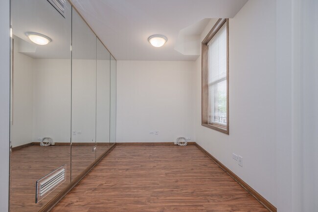 Foto del edificio - 1415 W Oakdale Ave