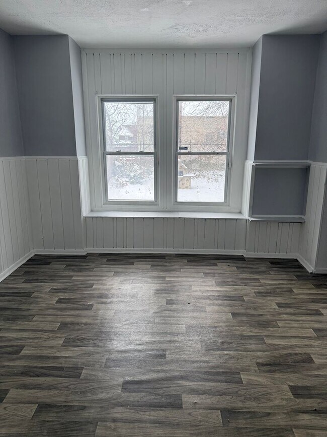 Building Photo - 4bd Single Collinwood Cash Pay/Section 8