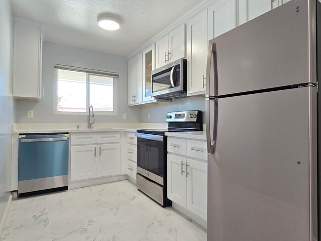 Building Photo - 446 S Bernardo Ave