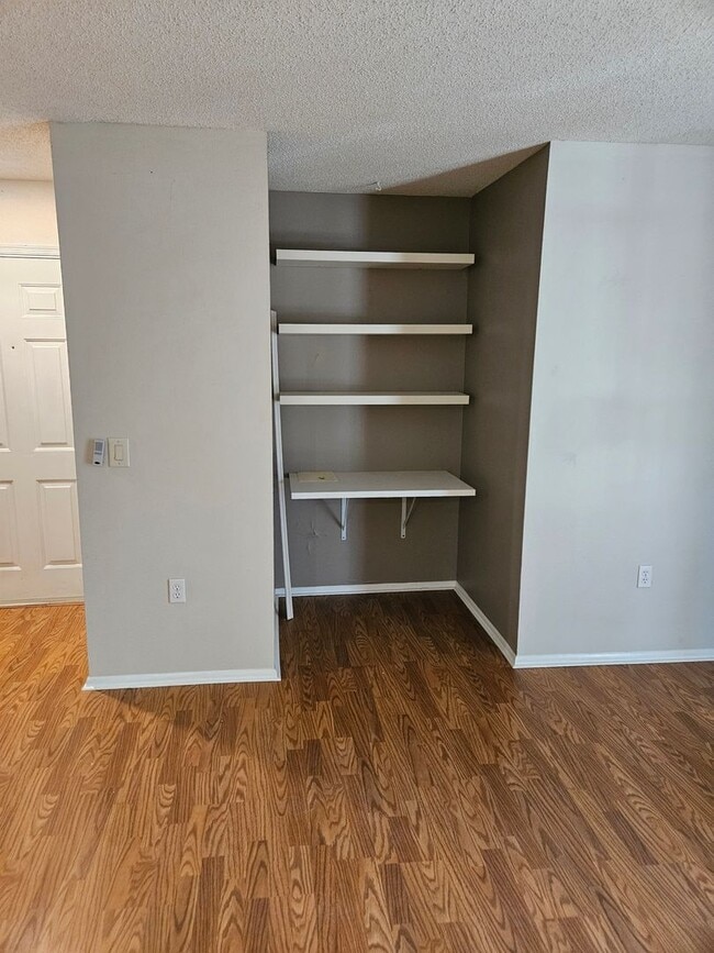 Building Photo - 1 Bed/1 Bath condo in beautiful Highland O...