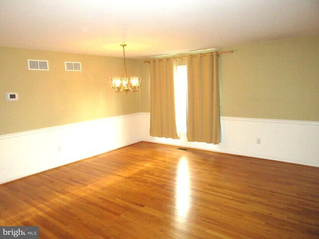 Building Photo - 201 Longmeadow Dr