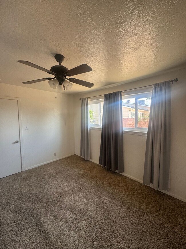 Foto del edificio - 1 BED/1 BATH IN REDDING