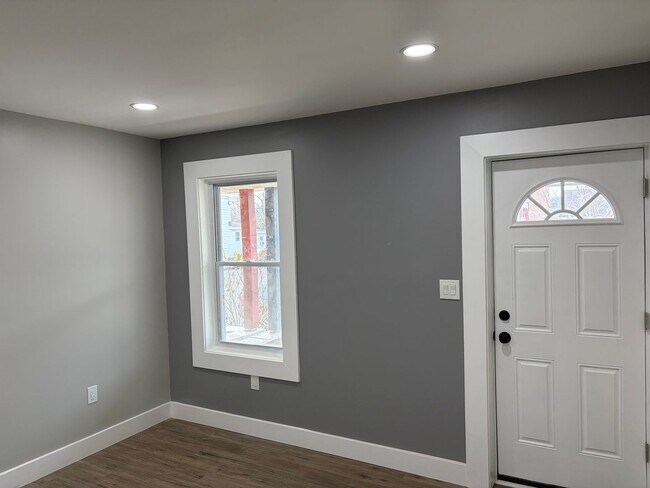 Foto del edificio - Newly Renovated 2- Story Townhome with Front Porch and Back Yard