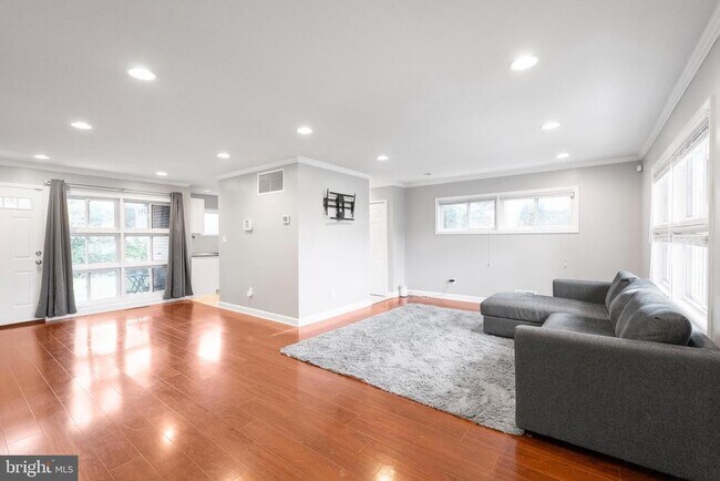 Building Photo - 5922 Charnwood Rd