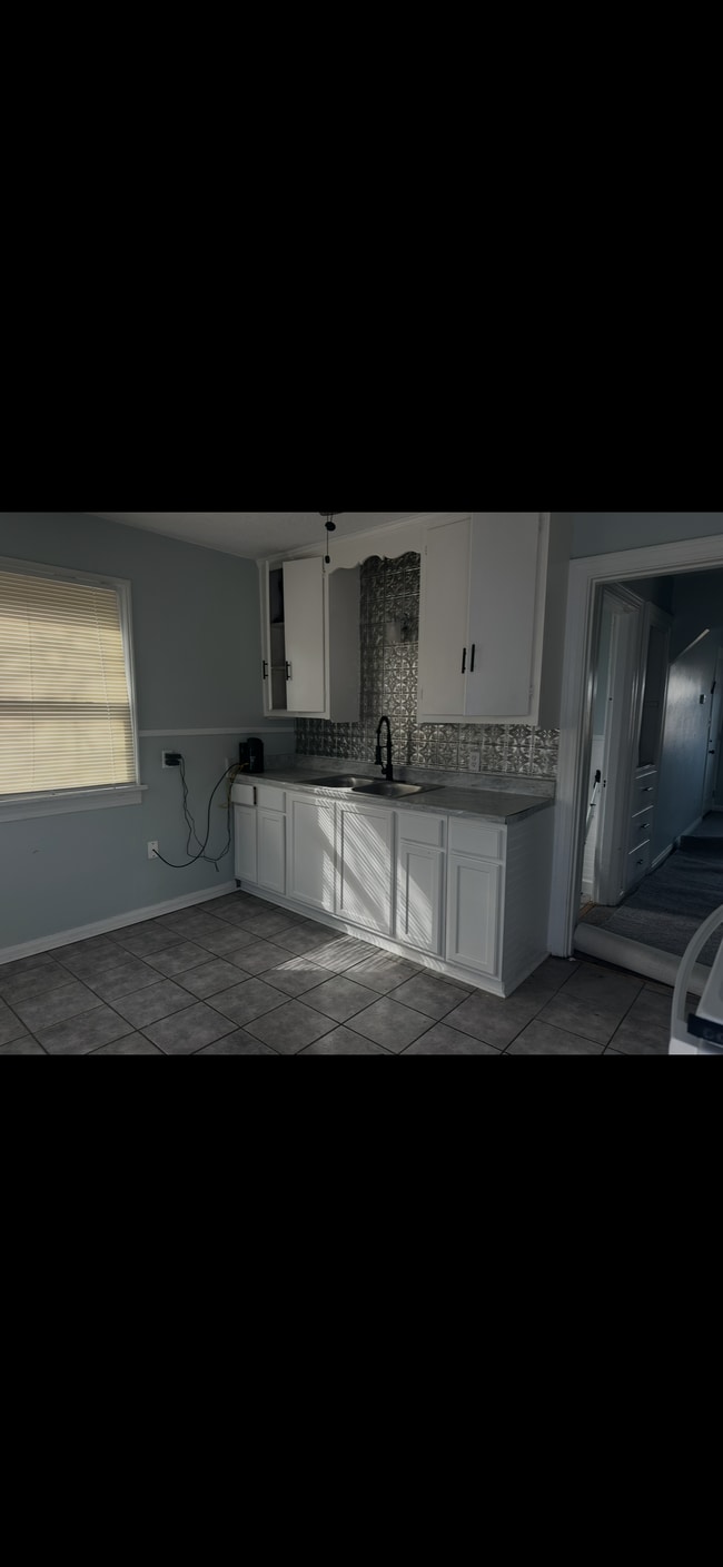 Building Photo - 408 S Smithville Rd