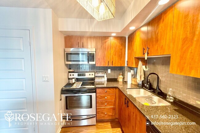 Photo du bâtiment - Modern 1-Bedroom + Den, 1-Bath Condo in Br...