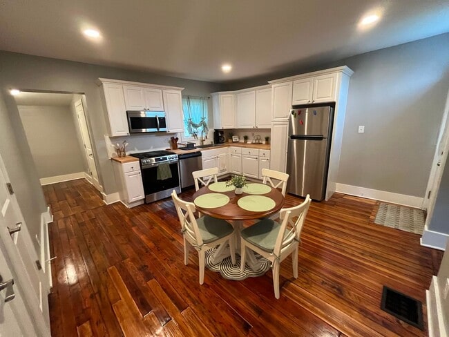 Building Photo - Fully Furnished Mid-Term Rental | All Utilities Included | Flexible 30-Day to 6-Month Stays