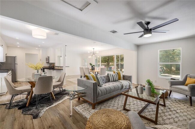 Foto del edificio - 7811 Lazy Ln