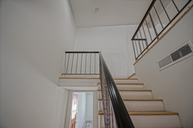 Building Photo - 3409 Vista Dr