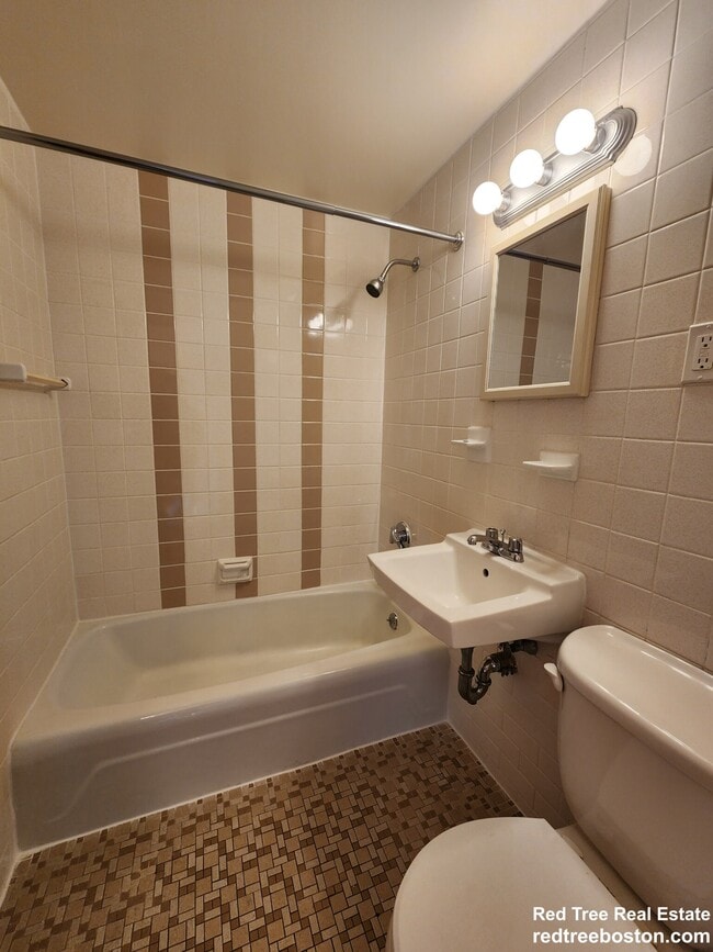 Foto del edificio - 168 North Beacon St