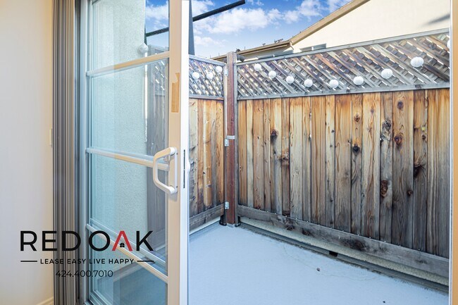 Building Photo - Completely Remodeled Top Floor Bright and ...