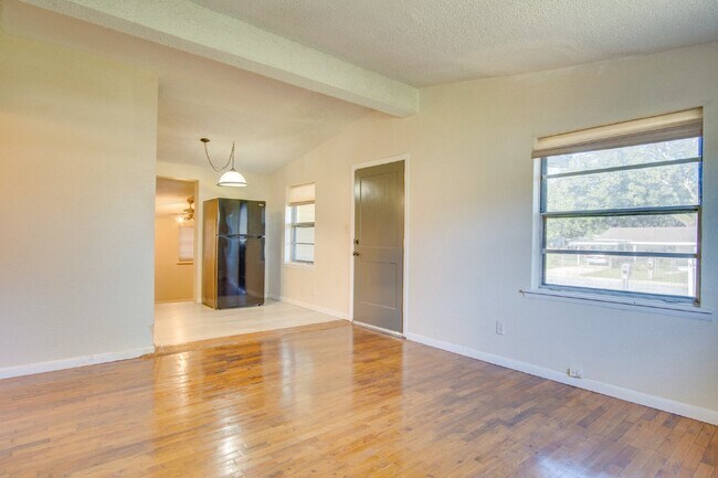 Building Photo - Well-Located 3BR, 2BA Pensacola Home with Hardwood Floors, Bonus Den, Updated Bathroom & Fully Fe...
