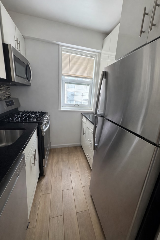 Building Photo - 404 E 66th St