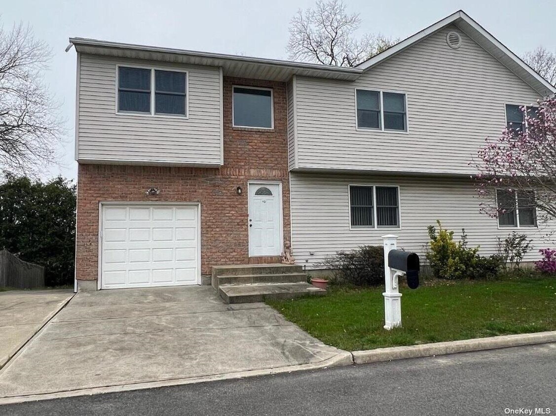 Primary Photo - 10 Caruso Ct
