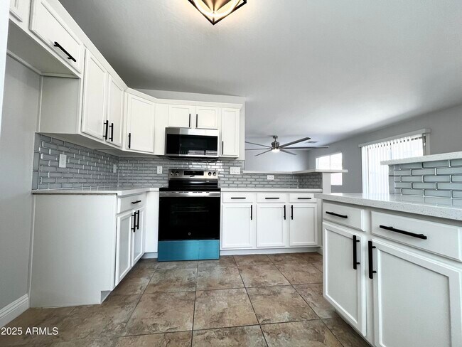 Building Photo - 37061 W Bello Ln