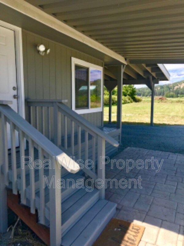 Building Photo - 2548 Lower River Rd