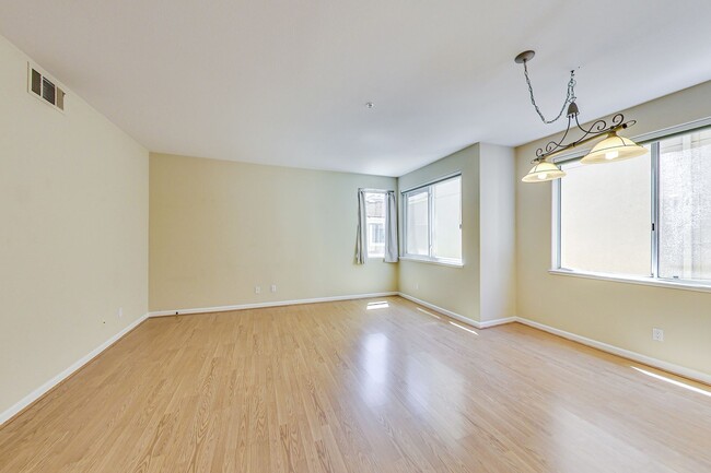 Foto del edificio - Beautiful Ready to Move-in 2BR/2BA Condo