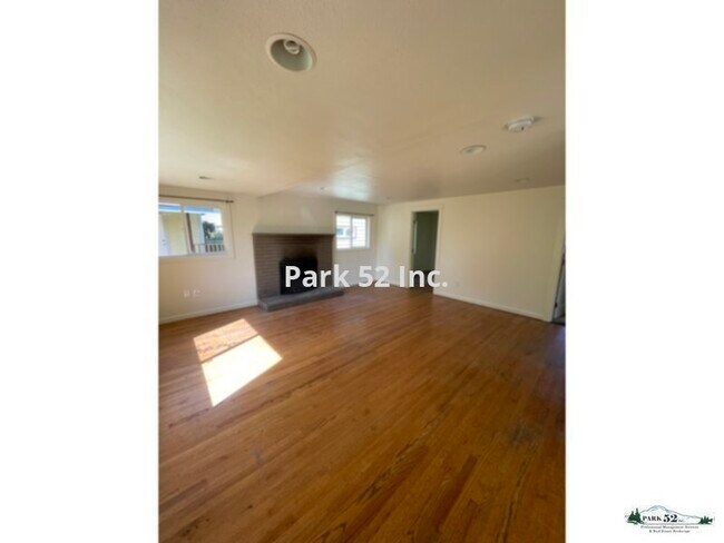 Building Photo - 1103 E 71st St