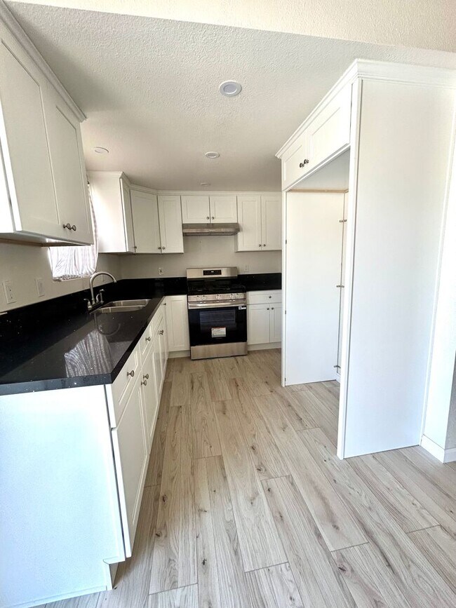 Building Photo - Newly Renovated 2 Bedroom in a Quiet Neigh...