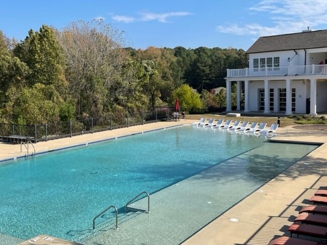 Building Photo - 4BD/4.5BA in ROWANDALE!