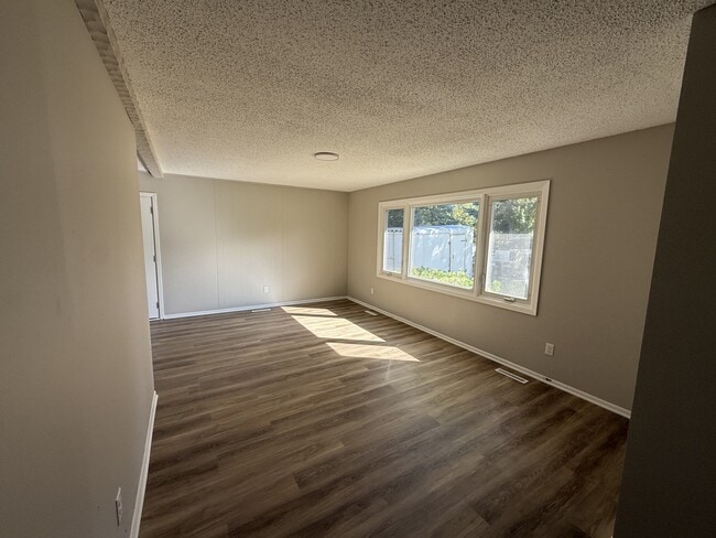 Building Photo - 14881 Circle Dr
