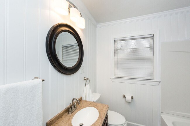 Building Photo - LARGE 2 BEDROOM HOME IN BELMONT