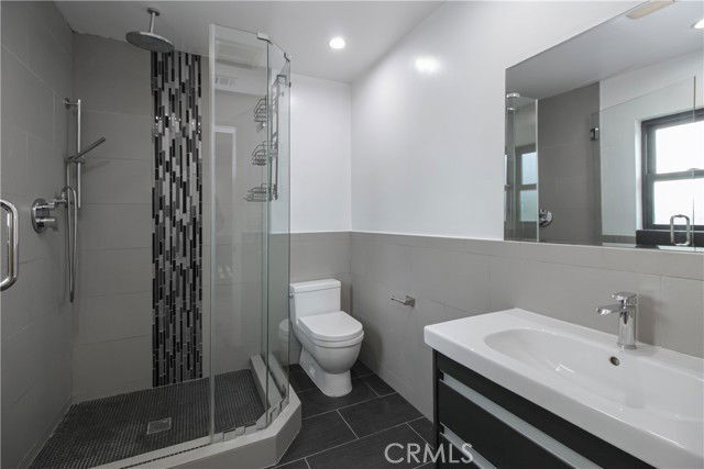 Foto del edificio - 8143 Hazeltine Ave