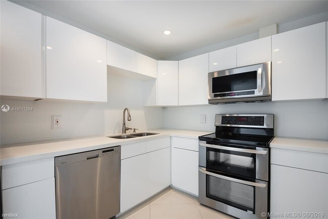 Foto del edificio - 1 br, 1.5 bath  - South Bay Club Condo