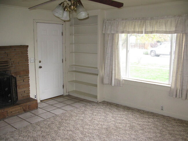 Building Photo - Ideal Location!