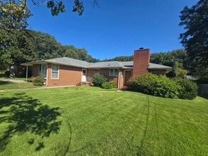 Building Photo - 1210 Oakwood Dr