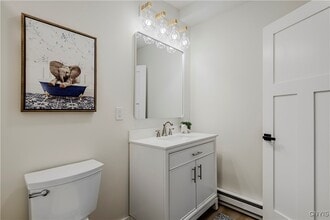 Building Photo - 1104 Main St