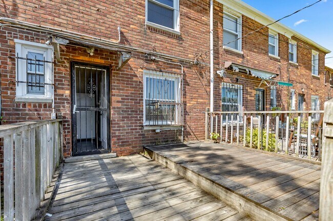 Foto del edificio - Beautiful updated townhome