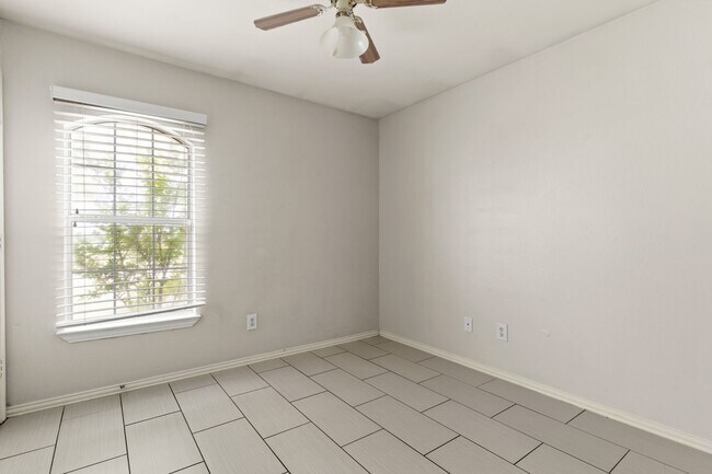 Foto del edificio - 5512 Golden Dr