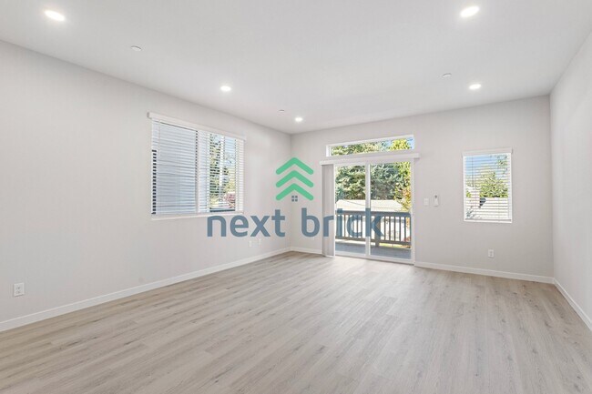 Building Photo - "Spacious 3-Bedroom Luxury Townhouse in Everett with 3 Full Baths"
