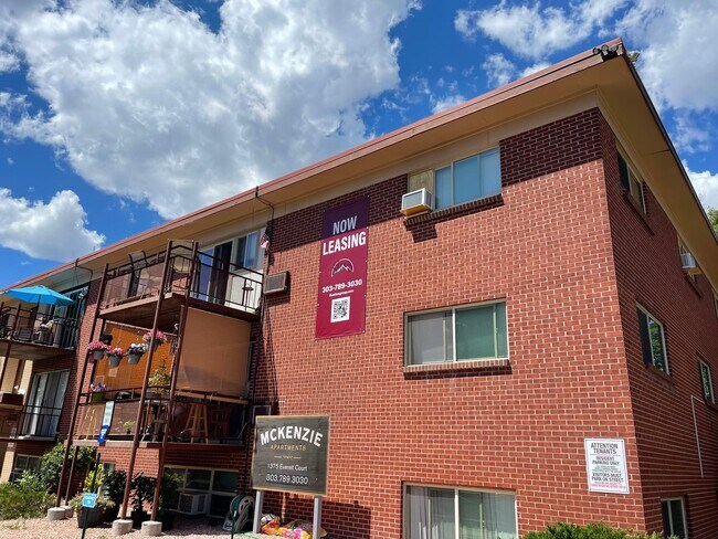 Foto del edificio - 1375 Everett Ct