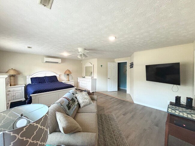 Foto del edificio - CALLING ALL SNOWBIRDS! Fully furnished apartment!