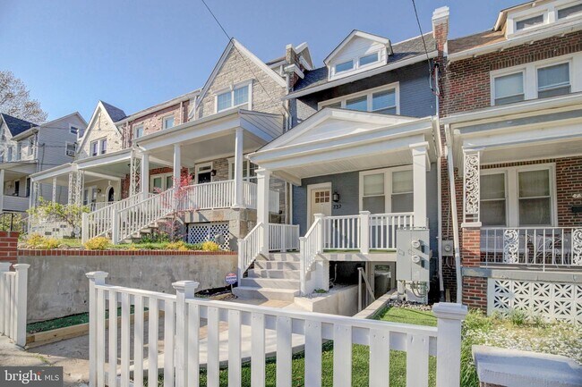 Building Photo - 737 Madison St NW