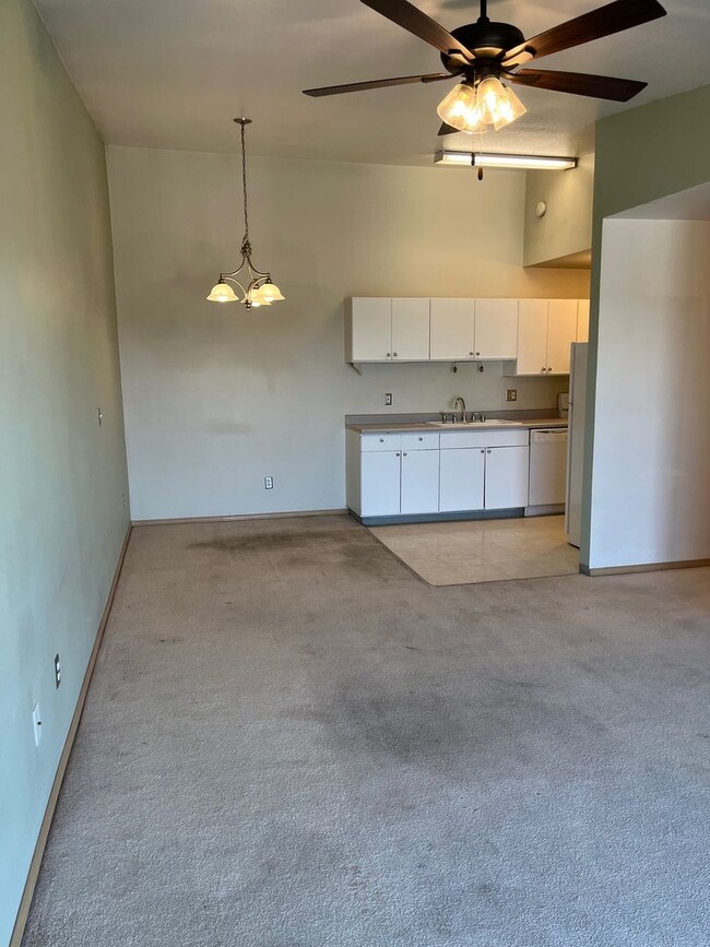 Building Photo - First Month's Rent FREE!! 2 bed 1Ba Top Fl...