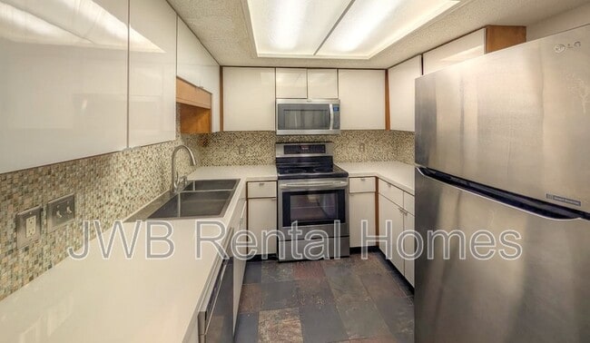 Building Photo - 1104 W Defender Ct