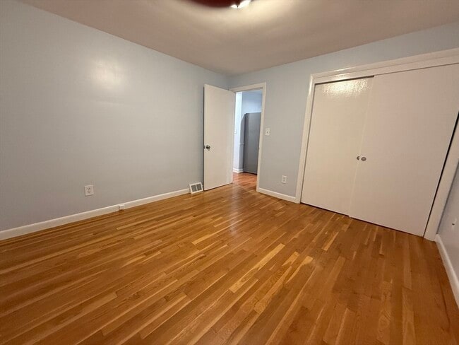 Foto del edificio - 7 Champlain Rd