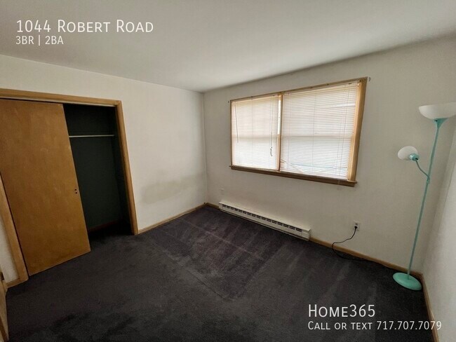 Building Photo - This dreamy 3 bedroom, 1.5 bathroom in Old...