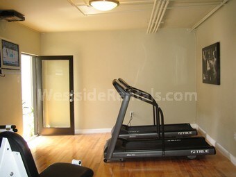 Primary Photo - 2520 N Beachwood Dr