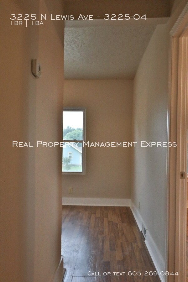 Building Photo - 3225 N Lewis Ave